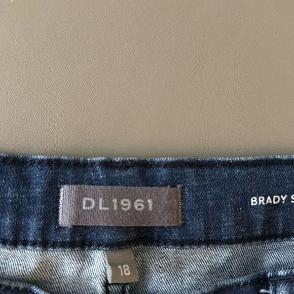 DL 1961 Boys Brady Slim Ultimate Straight Leg Jeans in Dark Nebulous Distressed. - Picture 7 of 9